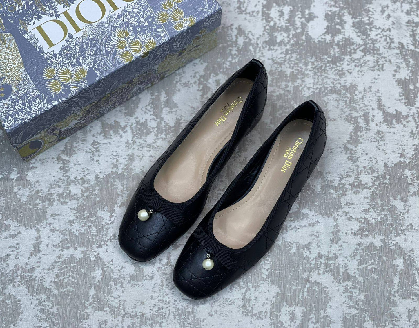 Dior 
Size 36 to 41

115 dhs🌺

Zain175
♥️♥️♥️