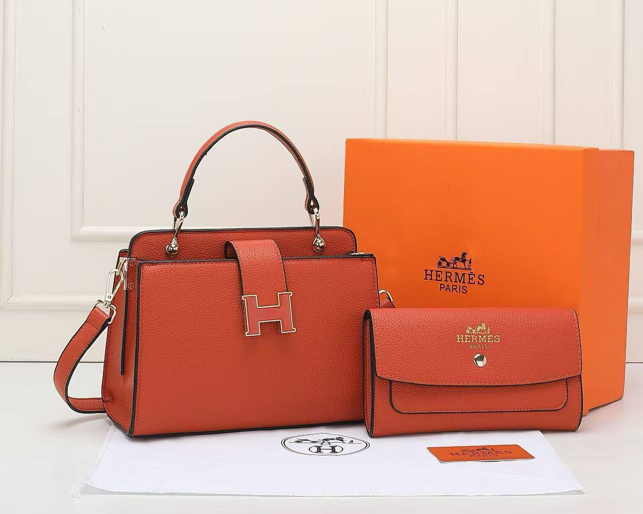 Hermes

110 dhs❣️

with box 
🎁🎁🎁

Zain253
♥️♥️♥️