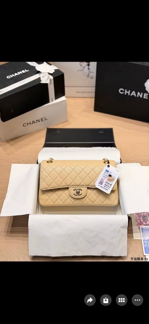 Chanel Classic Flap Bag 
Master quality 

25 cm with double box 📦 

220DHS🇦🇪🇦🇪

Zain95
♥️♥️♥️