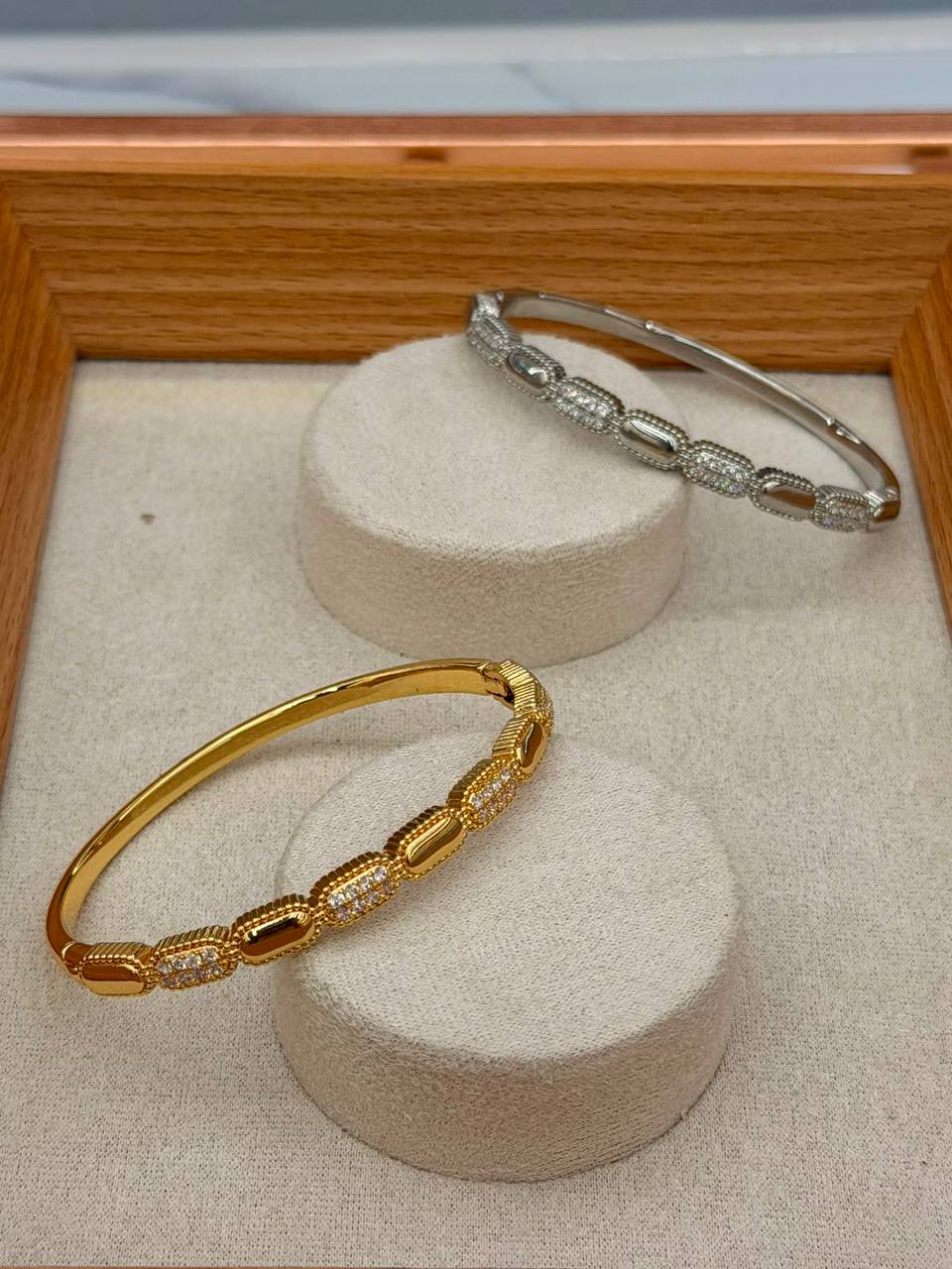 Bangle ❤️‍🔥*
good quality 💯
With black boxes 🗃️ 
20 dhs💓
With normal boxes 📦 
And paper bag🛍️
30 dhs💓

Zain216
♥️♥️♥️