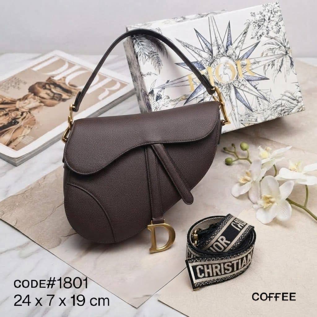 CHRISTIAN DIOR sᴀᴅᴅʟᴇ ᴄʀᴏssʙᴏᴅʏ ʙᴀɢ ᴏʙʟɪǫᴜᴇ & ʟᴇᴀᴛʜᴇʀ ᴛʀɪᴍ ᴍᴀᴛᴇʀɪᴀʟ sɪᴢᴇ : 24 cm ᴡɪᴛʜ BOX

90 dhs🇦🇪🇦🇪🇦🇪

Zain31
♥️♥️♥️