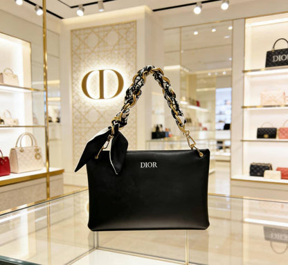 Dior
100 dhs✅

with box
🎁🎁🎁

Size:24/15

Zain07
♥️♥️♥️