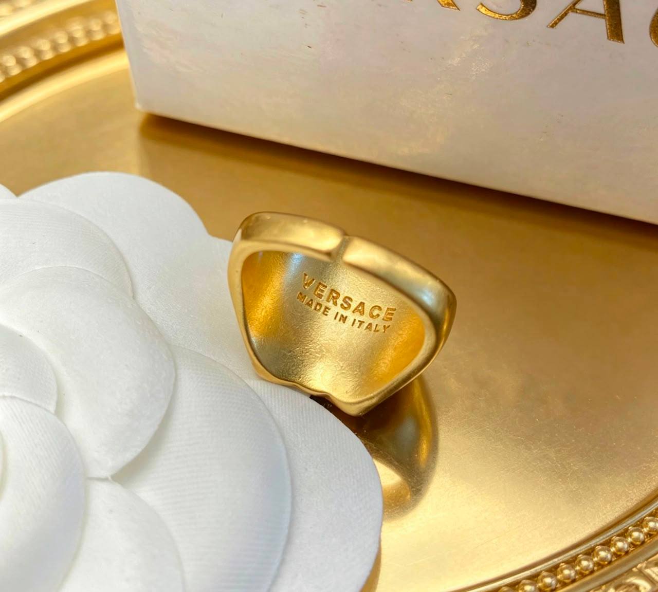 VERSACE ❤️‍🔥*
Ring 💍 
Free size 💥
Master quality 💯
With normal boxes 🗃️ 
45 dhs💓

Zain216
♥️♥️♥️