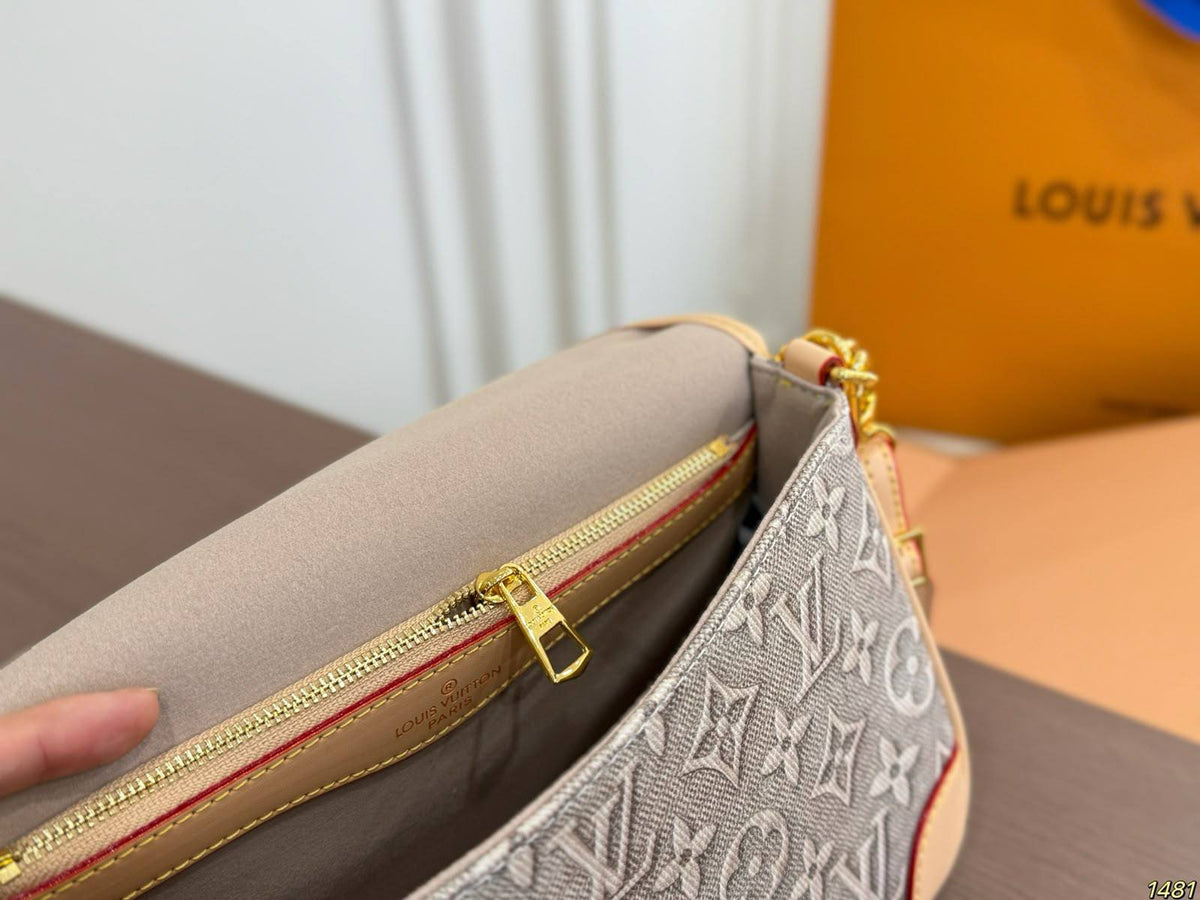 LOUIS VUITTON 

NEW DESIGN 

MASTER QUALITY 

WITH BOX 
255 dhs🇦🇪🇦🇪


SIZE: 25cm
🅱️🅰️0️⃣0️⃣9️⃣

Zain39
♥️♥️♥️