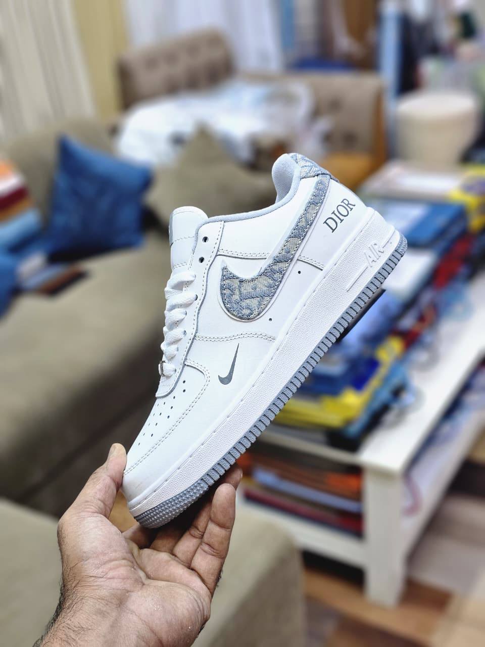 Nike
Size 40 to 45 
110 dhs💓

Zain27
♥️♥️♥️