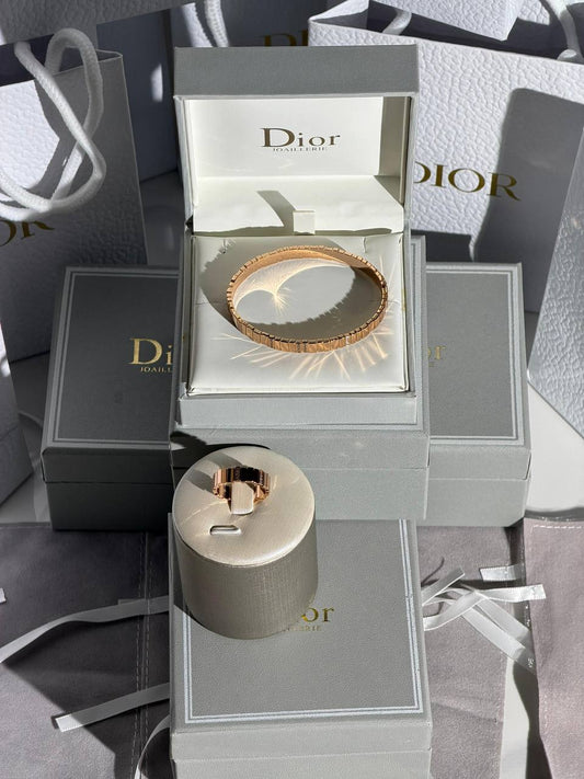 Dior
 New Collection 😍
Quality: Super Master 
Non -Tarnish color
* ⁠Earring 
* ⁠Bracelet
For Price 👇 WTSP Text Zain 0568585901

Zain268
♥️♥️♥️