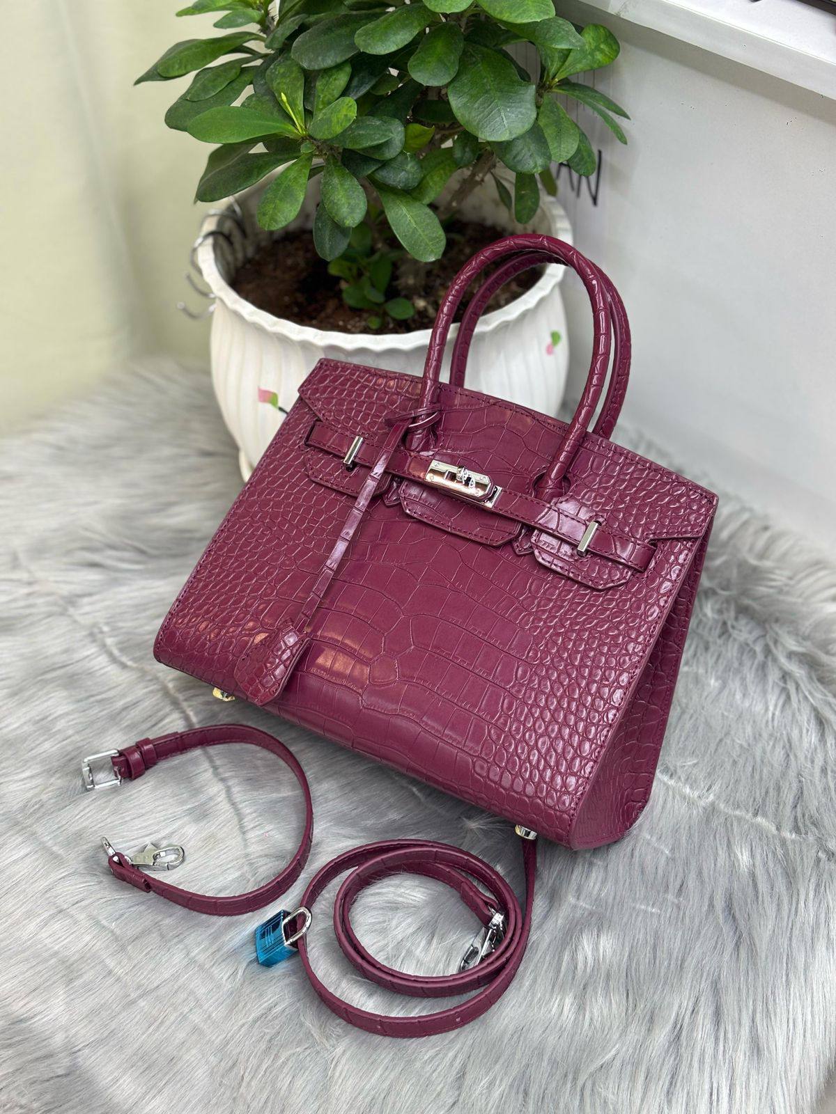 HERMES
SIZE  ……… 25CM 🥰🥰🥰
105 dhs🪙🌨️

Zain244
♥️♥️♥️