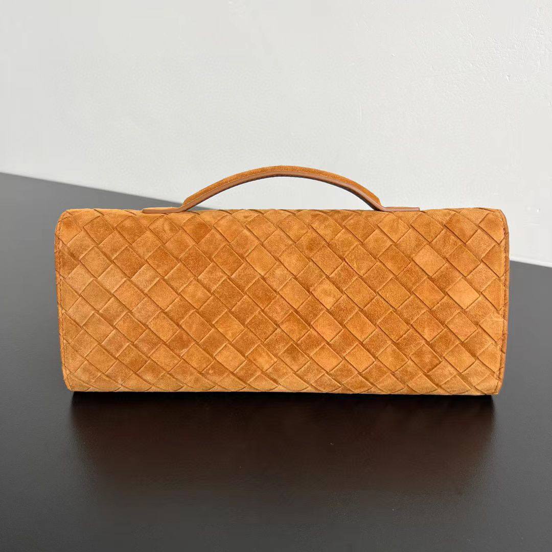 *Bottega Andiamo Clutch✅*
*Size 31 cm*
For Price 👇 WTSP Text Zain 0568585901

Zain274
♥️♥️♥️