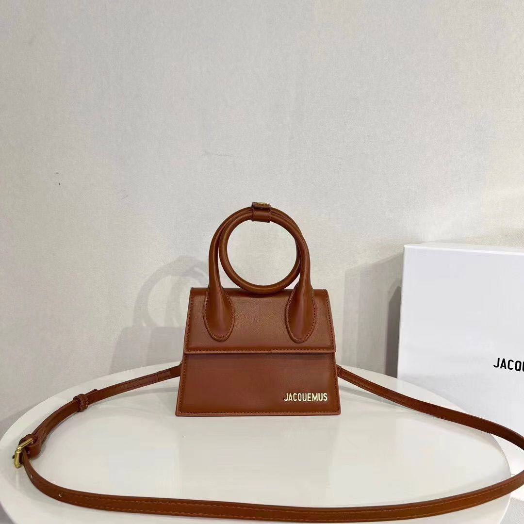 JACQUEMUS

Best quality

with box
105 dhs🇦🇪🇦🇪

size 18CM

Zain290
♥️♥️♥️