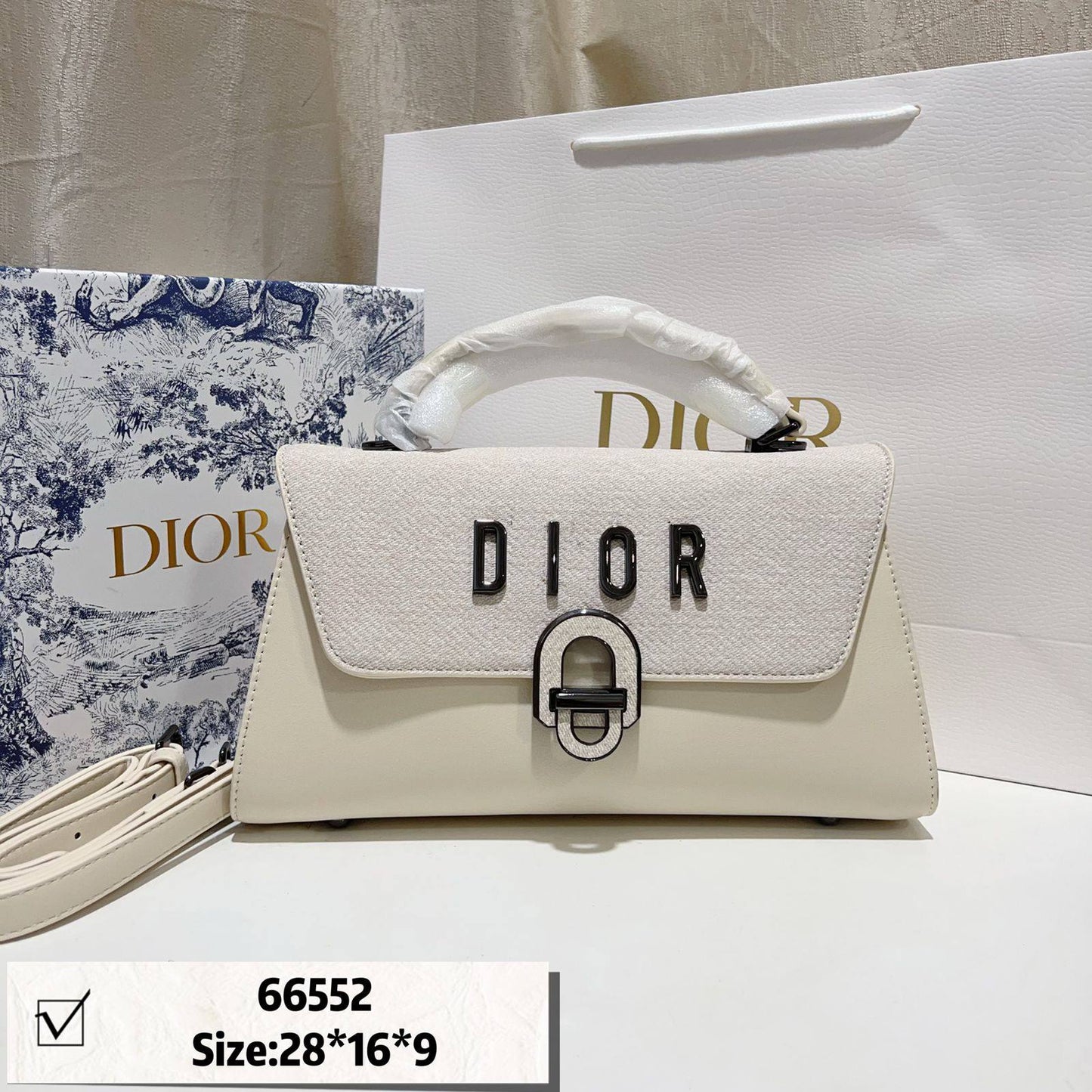 Dior
with box
🎁🎁🎁

115 dhs❣️

Zain46
♥️♥️♥️