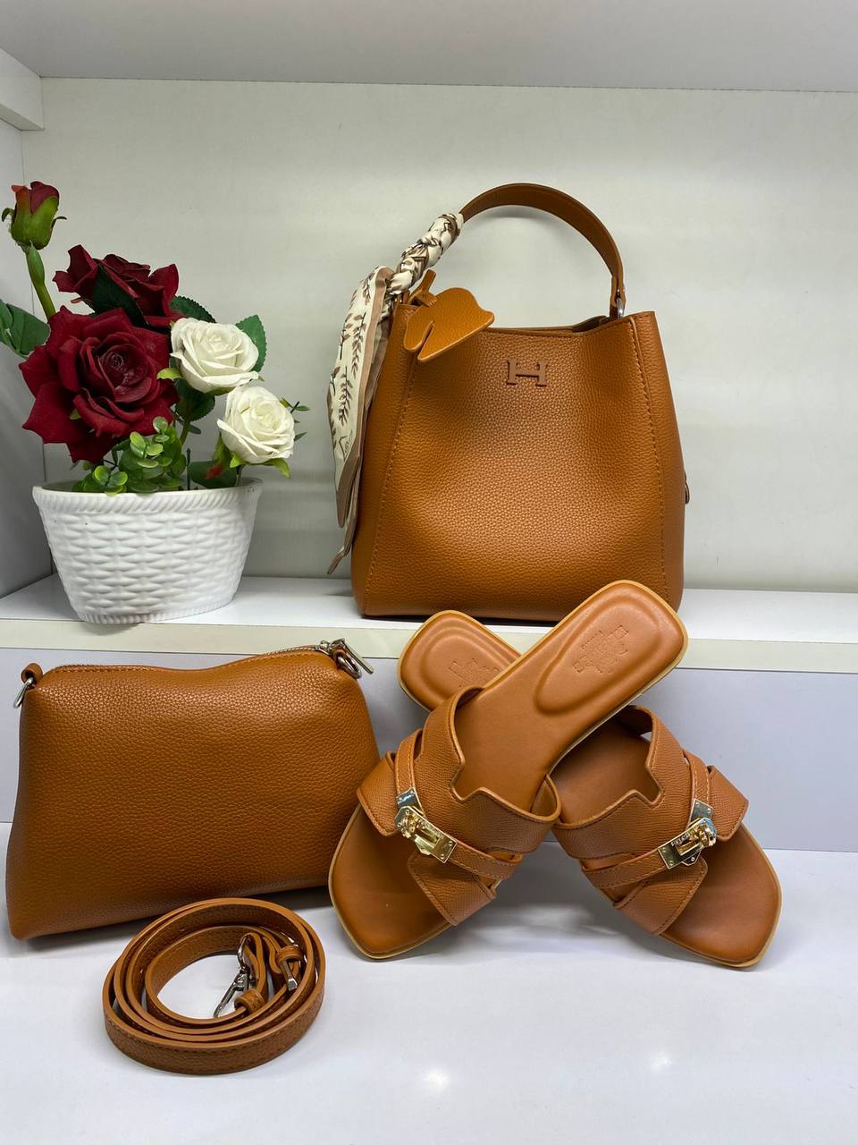Hermes Set
170 dhs✅
Bag size 24 cm
Slipper size 36…41👈

Zain161
♥️♥️♥️