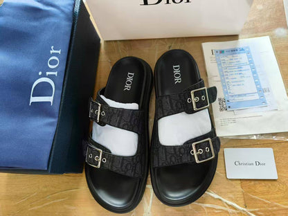 Dior
High quality 
size 40-46 
170 dhs🪙💕

Zain132
♥️♥️♥️