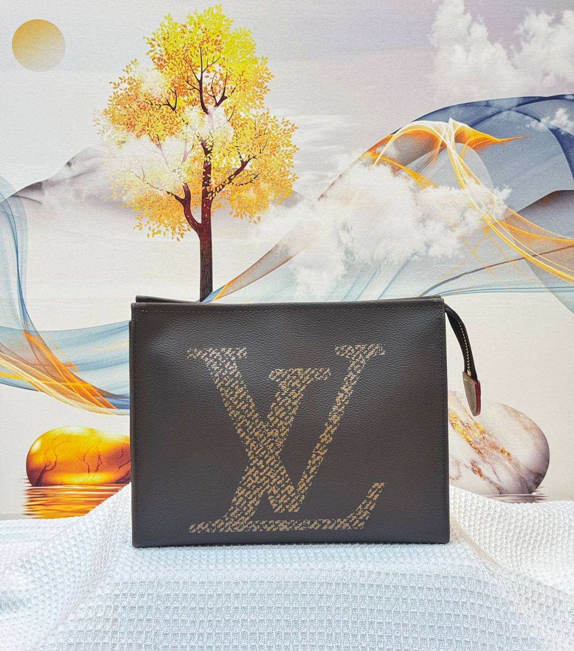 LV 
Best quality with box’s 
70 dhs✅
size 25CM

Zain290
♥️♥️♥️