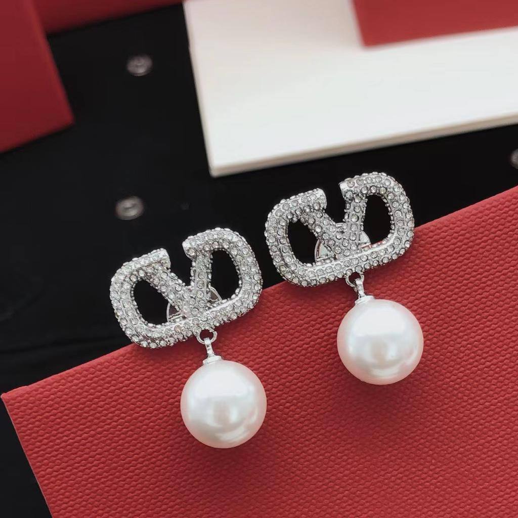 VALENTINO EARRING
MASTER✨💫
55 DHS✅
WITH BOX AND PAPER BAG🛍️🎁

Zain89
♥️♥️♥️