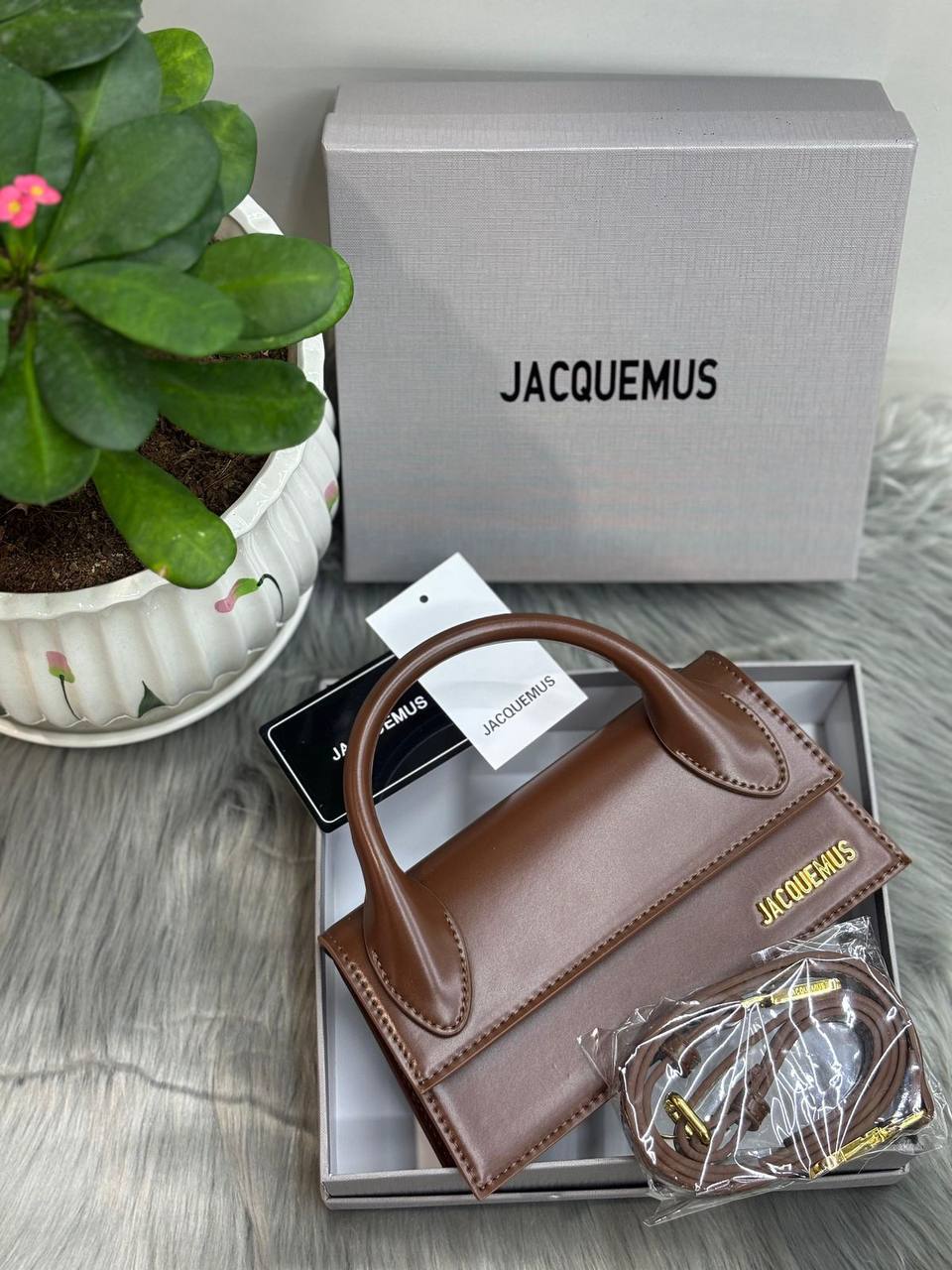 JACQUEMUS
SIZE  ………21  CM 🥰
95 dhs✅

with box 🌷
🎁🎁🎁

Zain51
♥️♥️♥️
