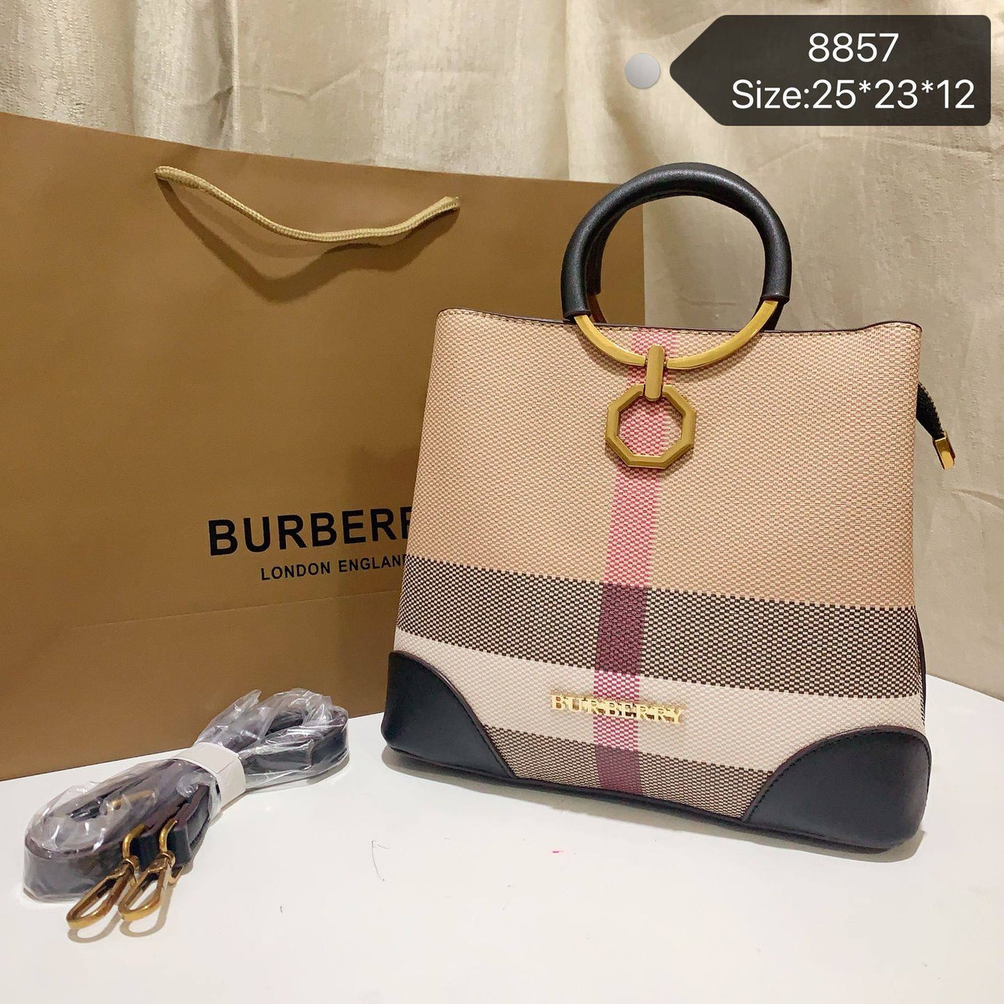 Burberry
110 dhs❣️

Zain46
♥️♥️♥️