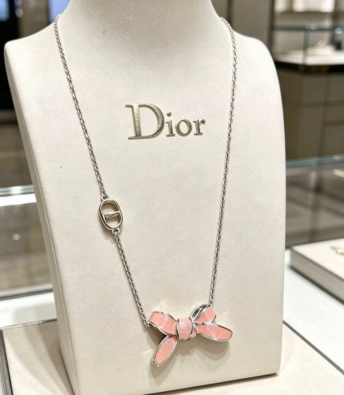 Dior 
Full set 
Master ☘️

120 dhs 
 
Normal box

Zain48

♥️♥️♥️