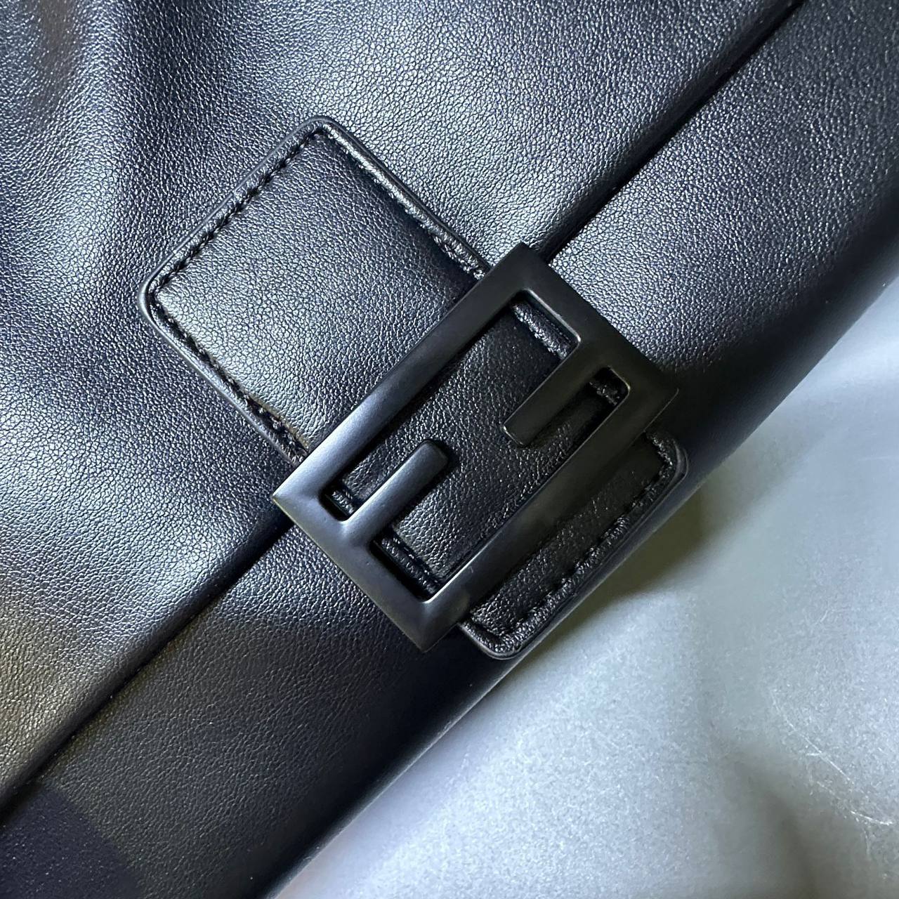 FENDI 
NEW CAME GOOD QUALITY
 
WITH BOX 
🎁🎁🎁

90 dhs🪙🖤
SIZE: 27cm

Zain39
♥️♥️♥️