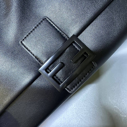 FENDI 
NEW CAME GOOD QUALITY
 
WITH BOX 
🎁🎁🎁

90 dhs🪙🖤
SIZE: 27cm

Zain39
♥️♥️♥️