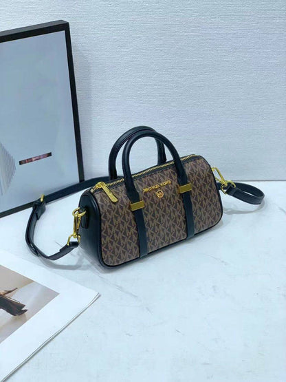 Mk 
90 dhs✅
with box
size 22×7×12cm

Zain213
♥️♥️♥️