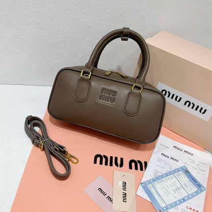Miu Miu
with box
🎁🎁🎁

110 dhs🪙🌨️
good quality

Zain143
♥️♥️♥️