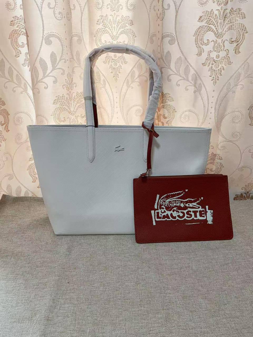 🌟 LACOSTE 🐊 New 2 in 1
✌🏻Double-sided usable bag
1⃣️First quality 
Size: 47 * 29 cm
90 dhs❤️

Zain115
♥️♥️♥️