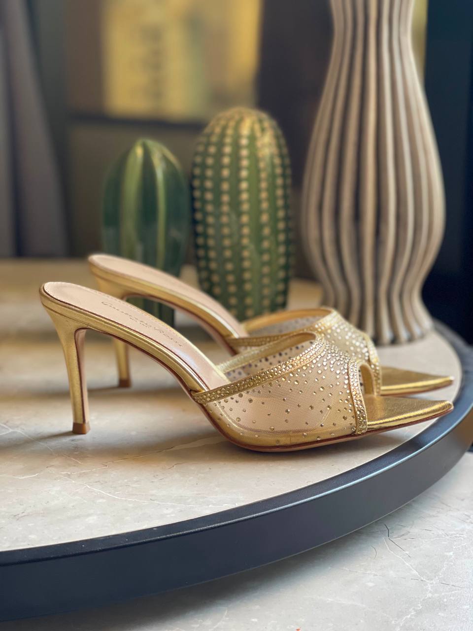GIANVITO ROSSI
Vip quality
Size 36 to 42
450 dhs🇦🇪🇦🇪

Zain113
♥️♥️♥️