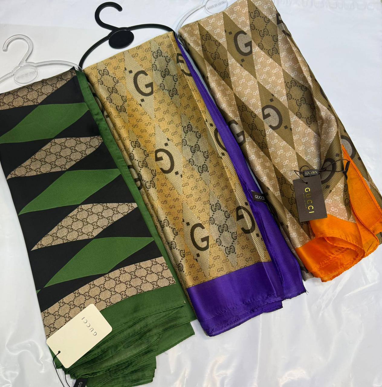 LV - Gucci
Silk scarf 
40 dhs✅
55 dhs✅ 

with box🎁🎁🎁

Zain93
♥️♥️♥️