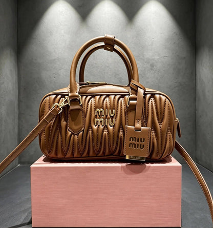 MIU MIU 

NEW CAME 
HIGH QUALITY 

WITH BOX 
115 dhs🇦🇪🇦🇪

Zain39
♥️♥️♥️