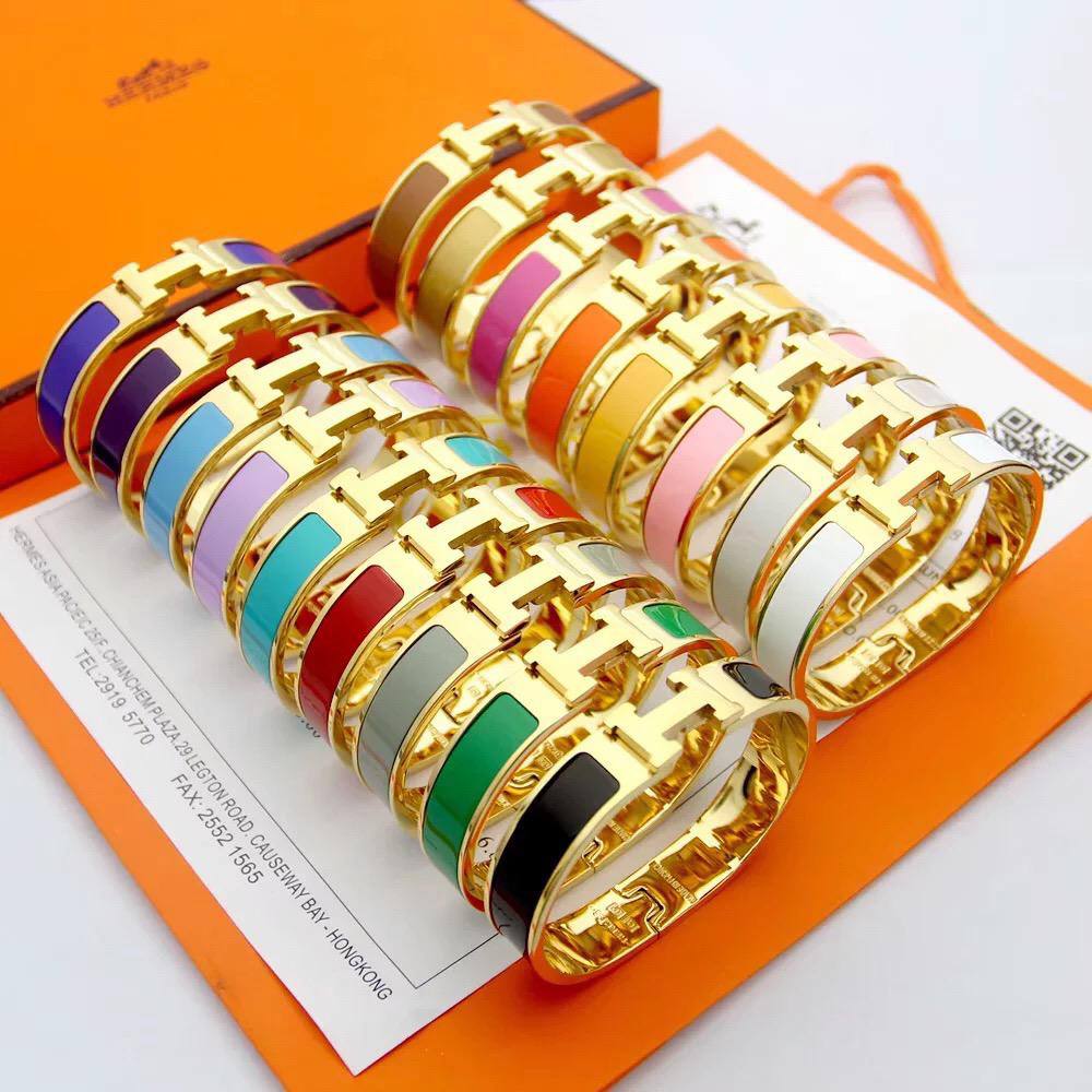 HERMES BANGLE
MASTER✨💫
60 dhs✅ EACH 
WITH BOX AND PAPER BAG🎁🛍️
COLORS AVAILABLE
ROSE GOLD 
GOLD 
SILVER

Zain89
♥️♥️♥️
