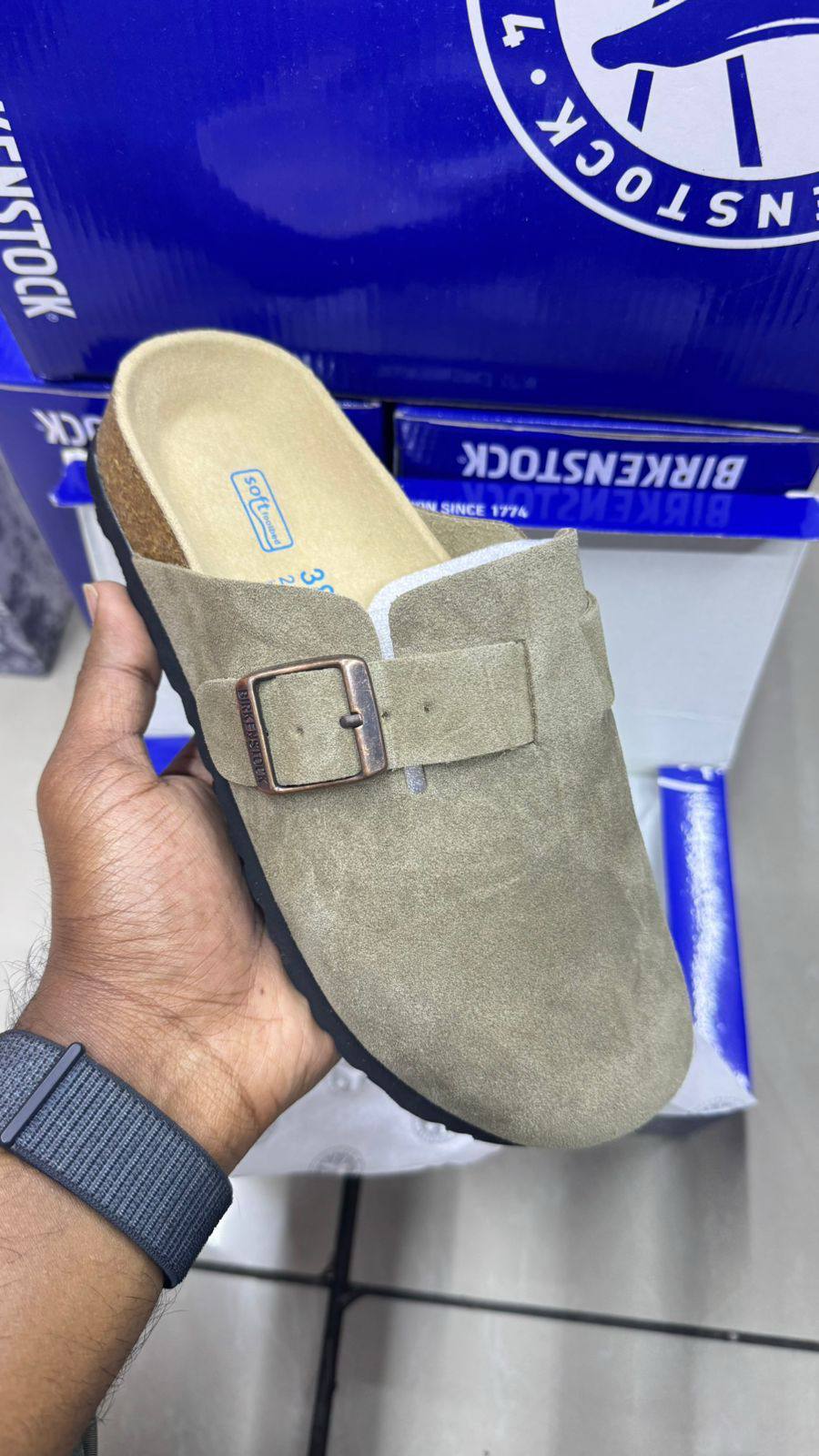 Birkenstock
Size 36-46⚡️
110 dhs❣️

Zain183
♥️♥️♥️