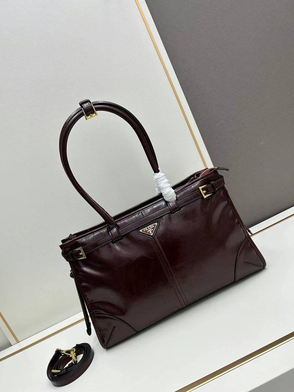 Prada Master
        38Cm
350 dhs🪙💕

Zain131
♥️♥️♥️