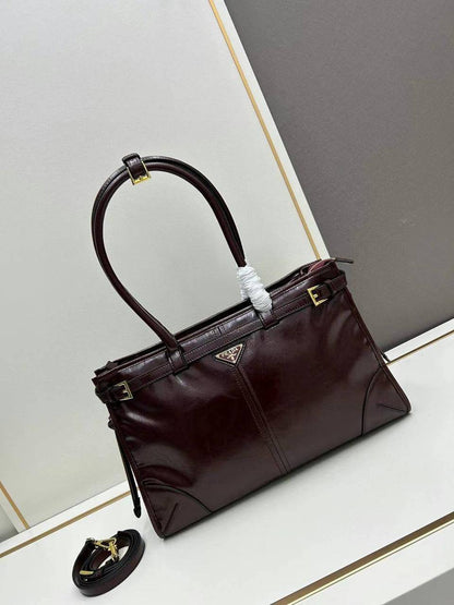 Prada Master
        38Cm
350 dhs🪙💕

Zain131
♥️♥️♥️