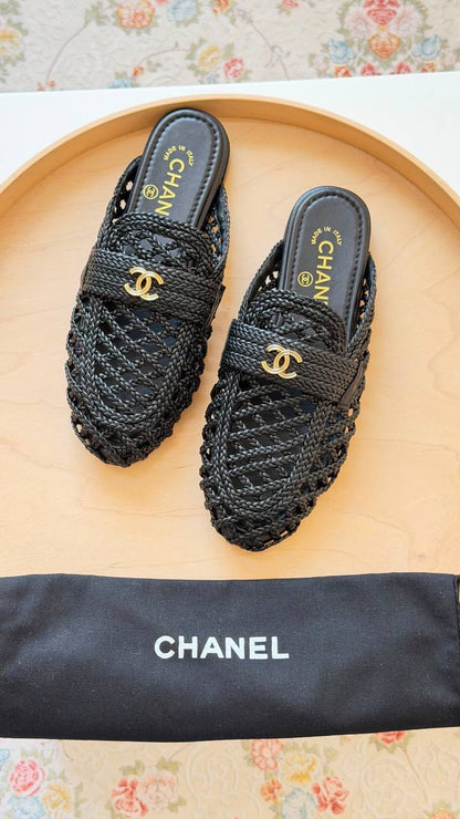 CHANEL
Master quality 
Size: 36 to 41
450 dhs💛

Zain318
♥️♥️
