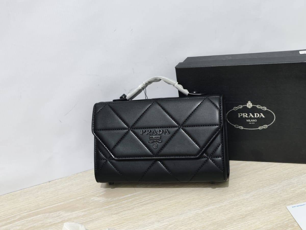 Bags

90 dhs🇦🇪

with box
🎁🎁🎁

size 23cm

Zain26
♥️♥️♥️