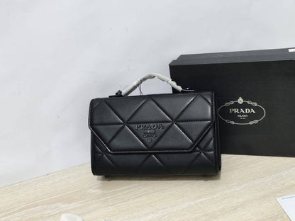 Bags

90 dhs🇦🇪

with box
🎁🎁🎁

size 23cm

Zain26
♥️♥️♥️