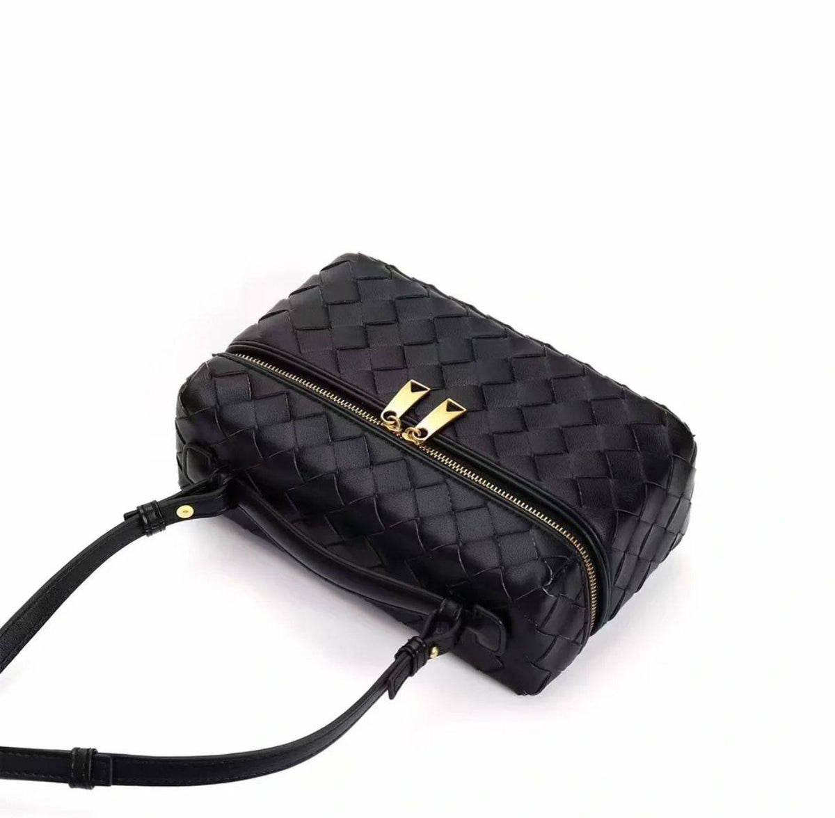 BOTTEGA VENETA 

NEW CAME 

GOOD QUALITY 

ORIGINAL DESIGN  
WITH BOX 
90 dhs🇦🇪🇦🇪

Zain295
Zain17
♥️♥️♥️