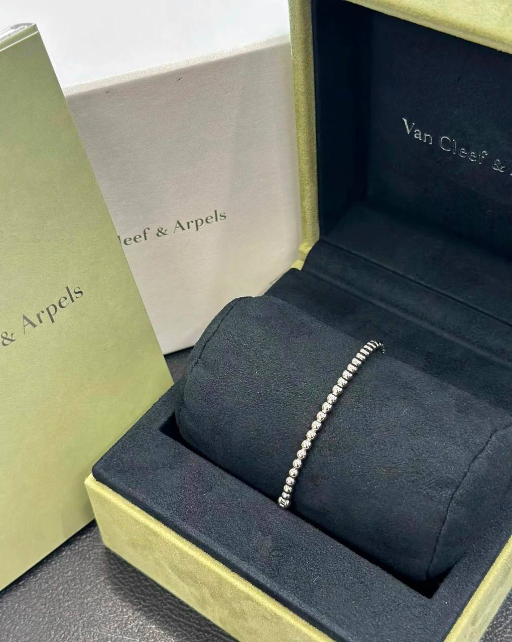 VCA Bangle
Master quality 

60 dhs🇦🇪🇦🇪 normal box 📦 
100 dhs🇦🇪🇦🇪 original box 🎁

Zain48
♥️♥️♥️