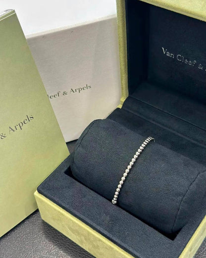 VCA Bangle
Master quality 

60 dhs🇦🇪🇦🇪 normal box 📦 
100 dhs🇦🇪🇦🇪 original box 🎁

Zain48
♥️♥️♥️