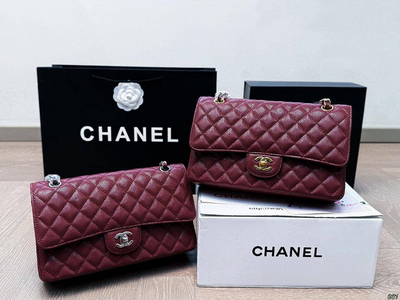 CHANEL NEW CAME HIGH QUALITY WITH FOLDING BOX 
130 dhs🇦🇪🇦🇪
(caviar)

Zain295
♥️♥️♥️