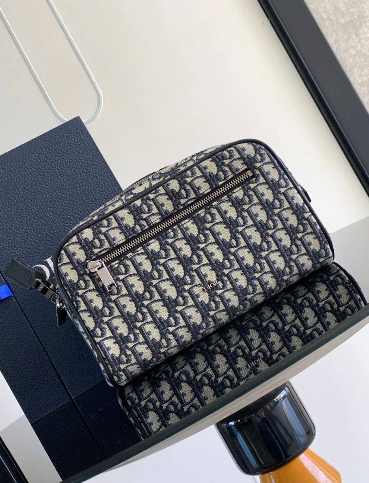 Men's Toiletery bag 
Master Quality
155 dhs❤️

Zain33
♥️♥️♥️
