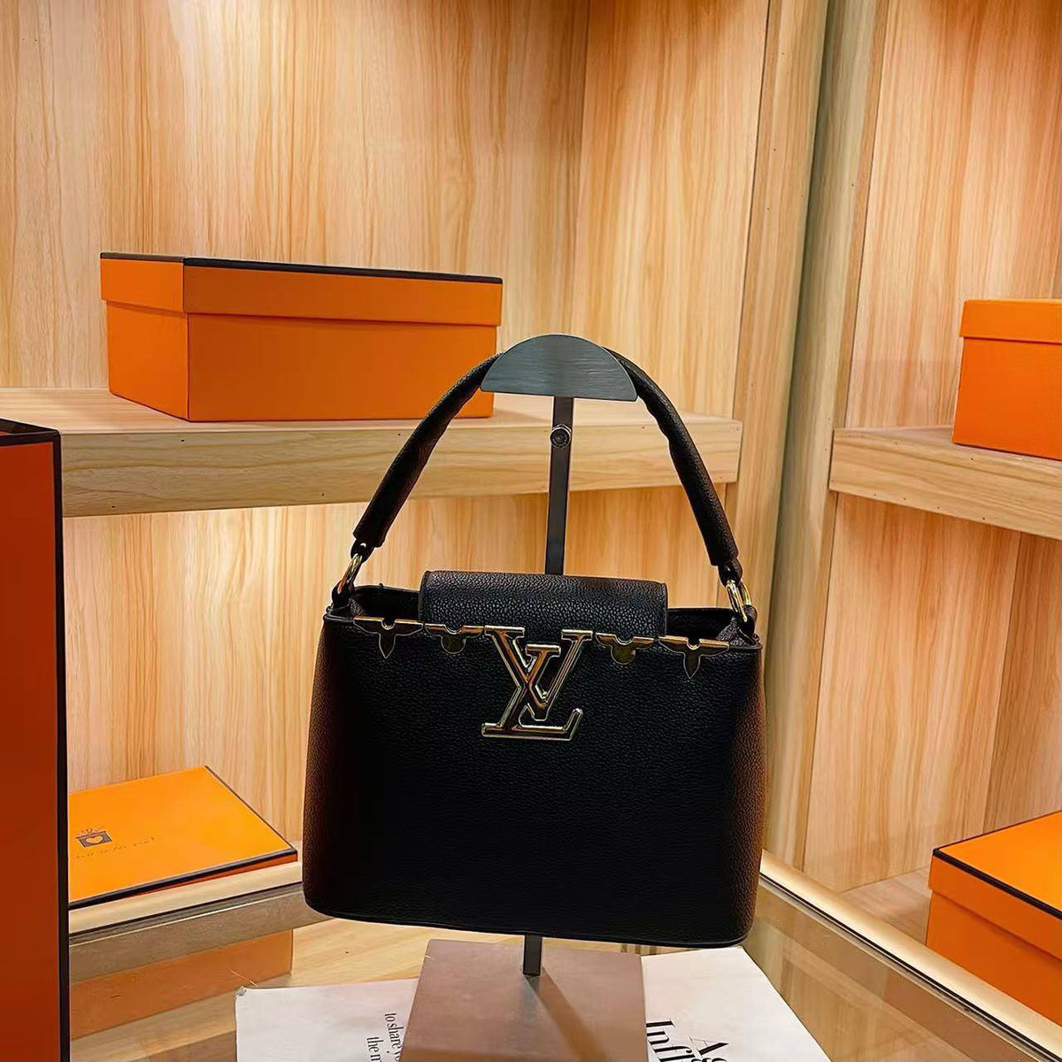 LV

21*15*8cm

80 dhs🇦🇪🇦🇪🇦🇪
Zain17
♥️♥️♥️