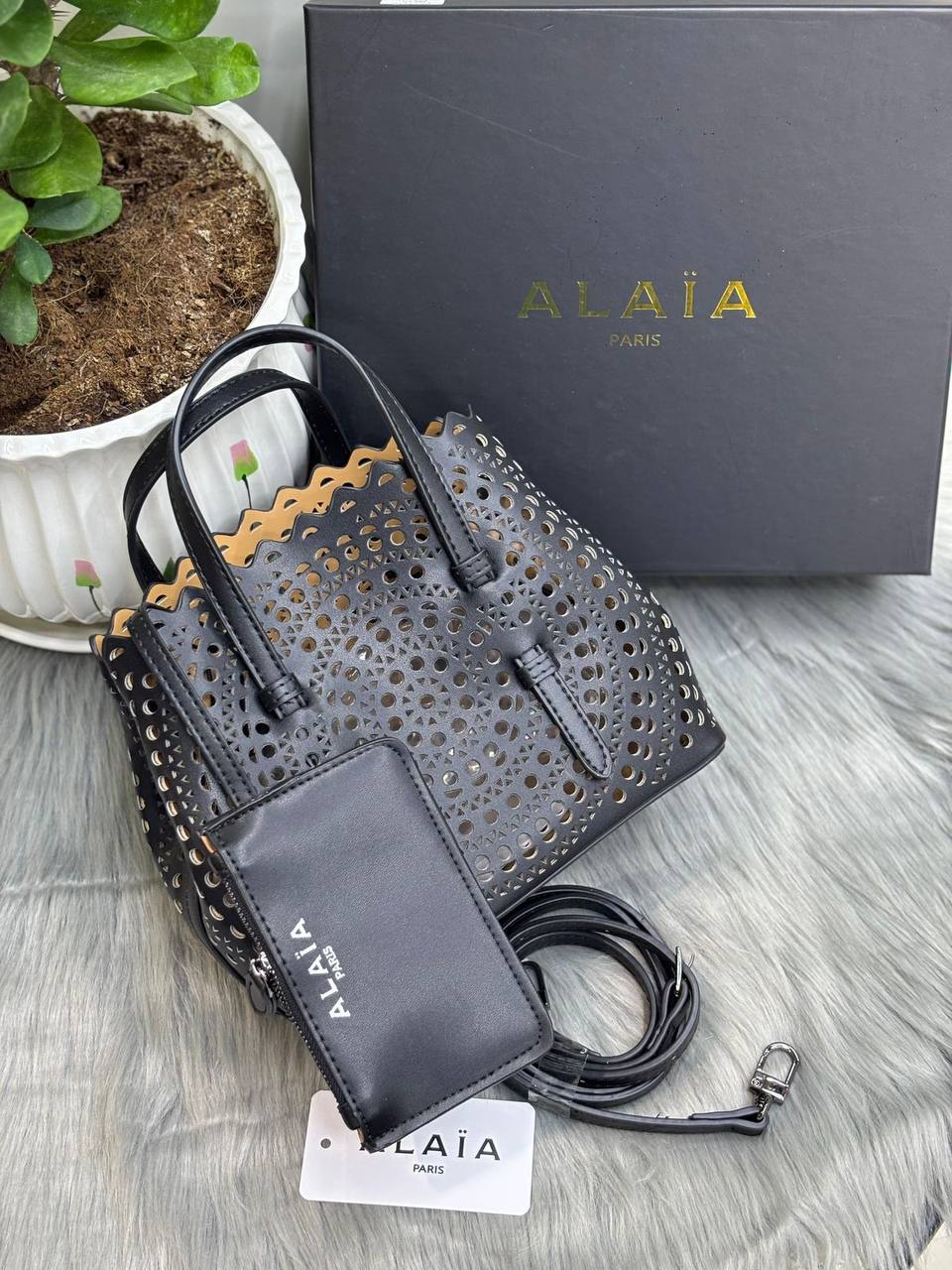 ALAIA
SIZE  ………20CM 🥰
90 dhs🪙🌨️

with Box
🎁🎁🎁

Zain244
♥️♥️♥️