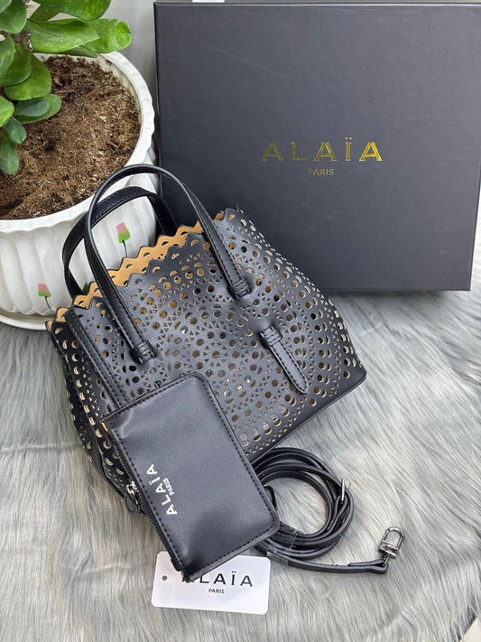 ALAIA
SIZE  ………20CM 🥰
90 dhs🪙🌨️

with Box
🎁🎁🎁

Zain244
♥️♥️♥️