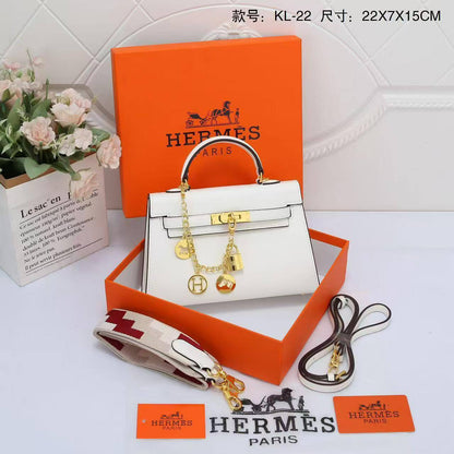 Hermes
Size  22cm
Withbox
100 dhs🇦🇪🇦🇪

Zain04
♥️♥️♥️