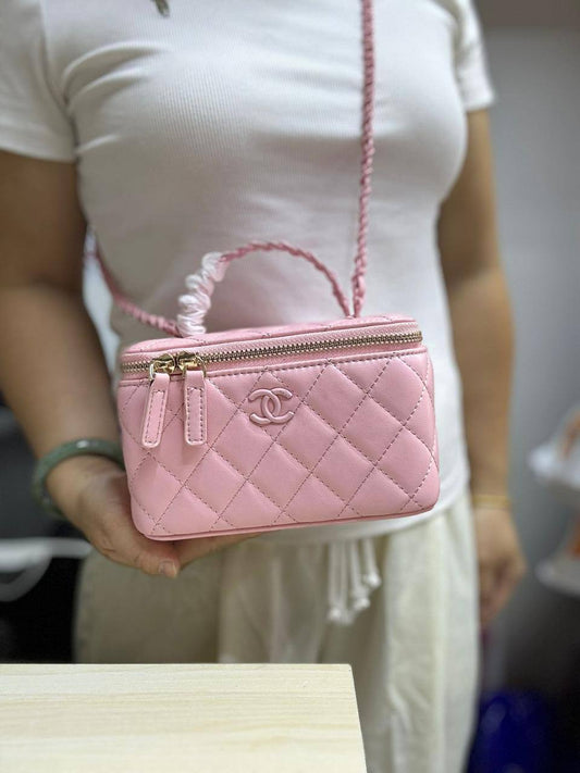 🌹 Chanel ＋Mirror 🌟
1⃣️ First quality +🎁
Size: 18 * 11 cm

90 dhs🪙🌨️

with box🎁

Zain115
♥️♥️♥️
