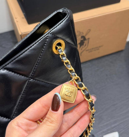 CHANEL NEW CAME 
HIGH QUALITY 
110 dhs🇦🇪🇦🇪
Size:38cm

Zain295
♥️♥️♥️