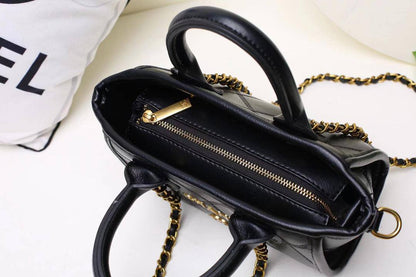 Chanel 
95 dhs✅
size 20×10×15cm

Zain213
♥️♥️♥️