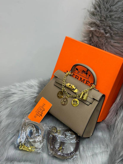 HERMES
SIZE……….  22  CM🌷
90 dhs🪙💕

with BOX✅

Zain51
♥️♥️♥️