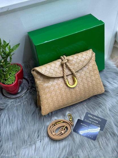 BOTTEGA
SIZE  ………26 CM 🥰
90 dhs❤️

with Box🌷
🎁🎁🎁

Zain244
♥️♥️♥️